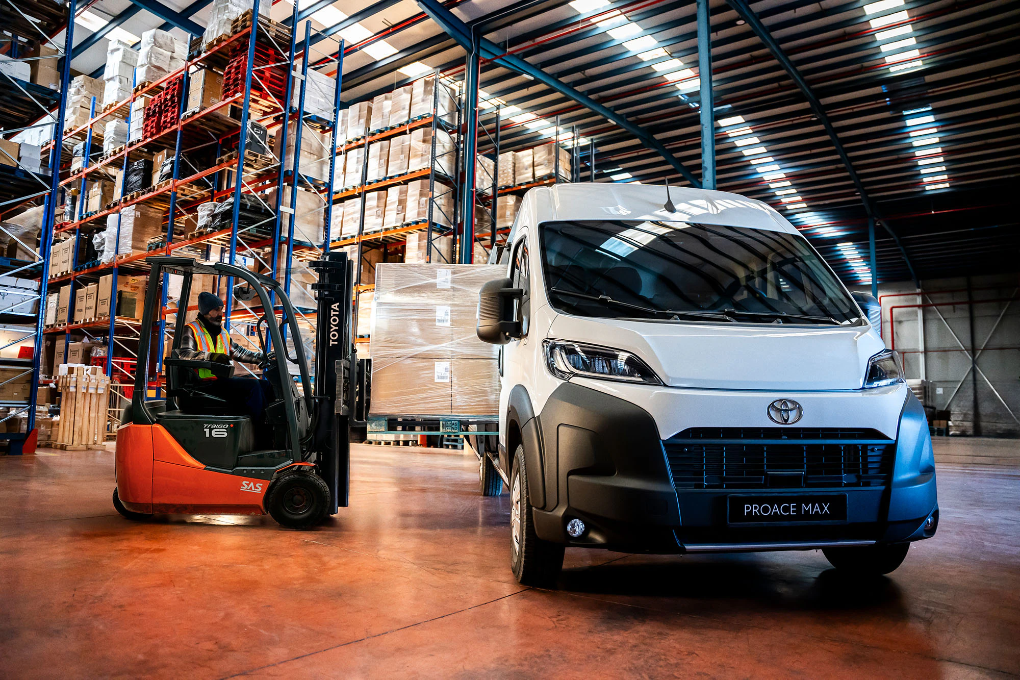 Proace Max parkerad i lagerlokal
