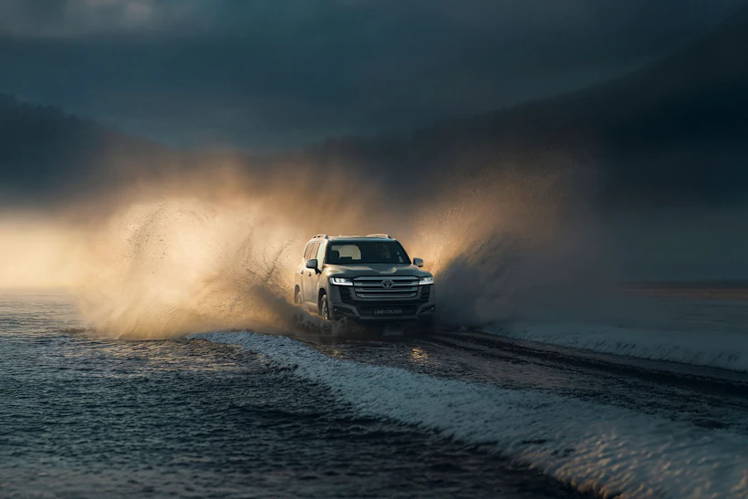 Land Cruiser kör i vatten så det stänker