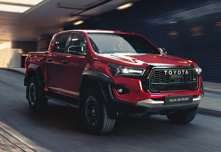 En röd Toyota Hilux
