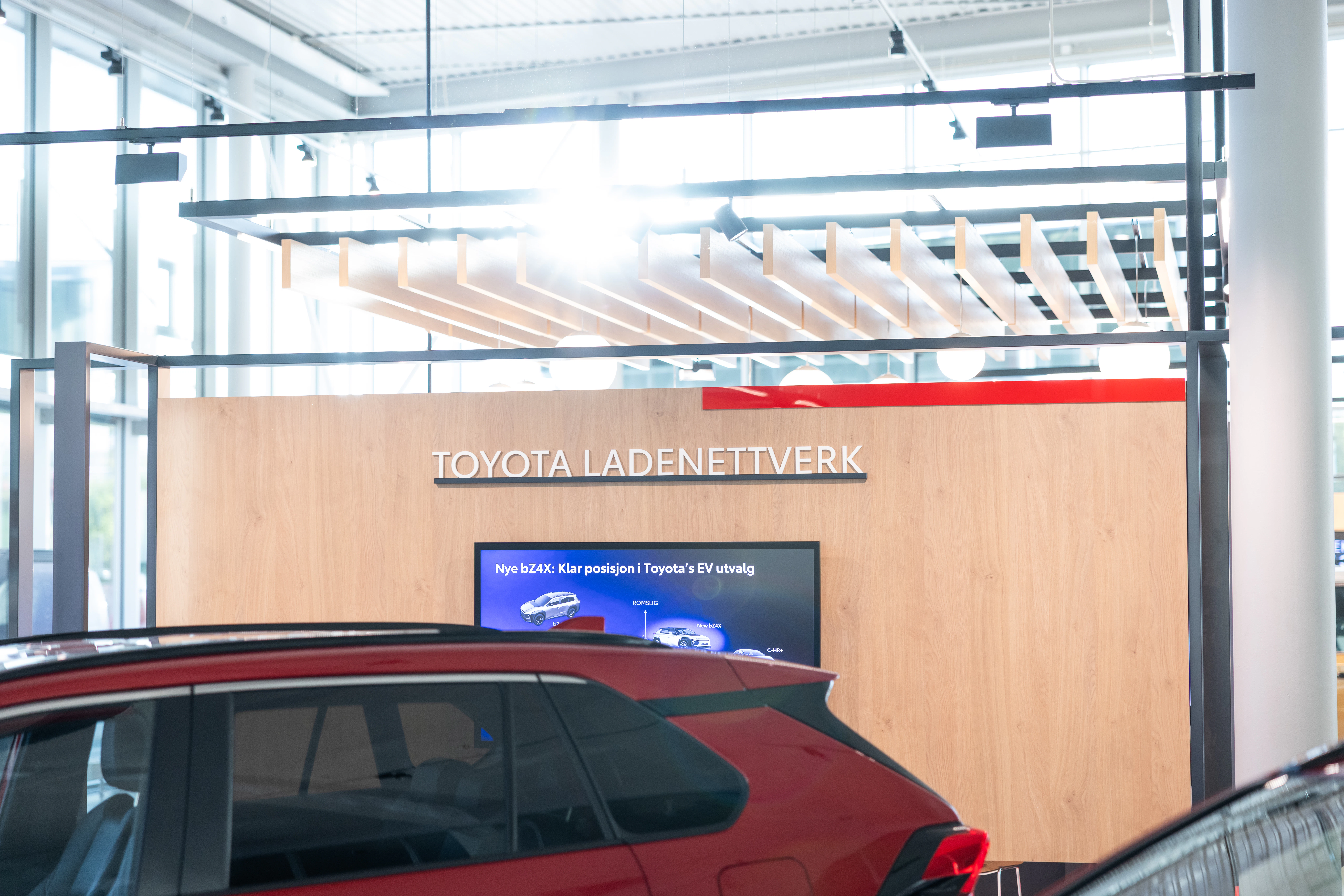 NYE LOKALER: Toyota Nordvik i Mo i Rana er stolte over å kunne skilte med en helt ny salgshall.