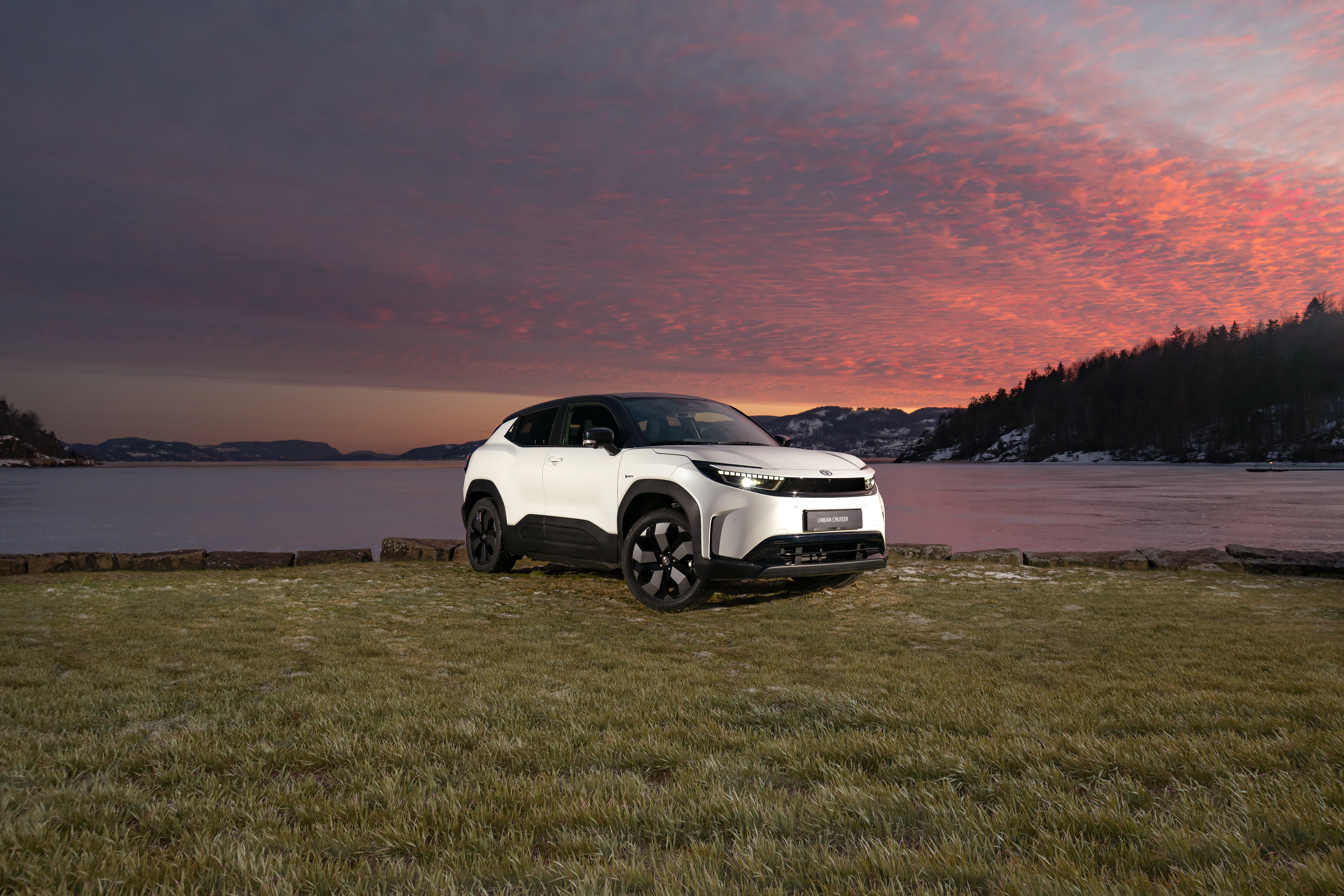 Urban cruiser plassert foran havet og solnedgang