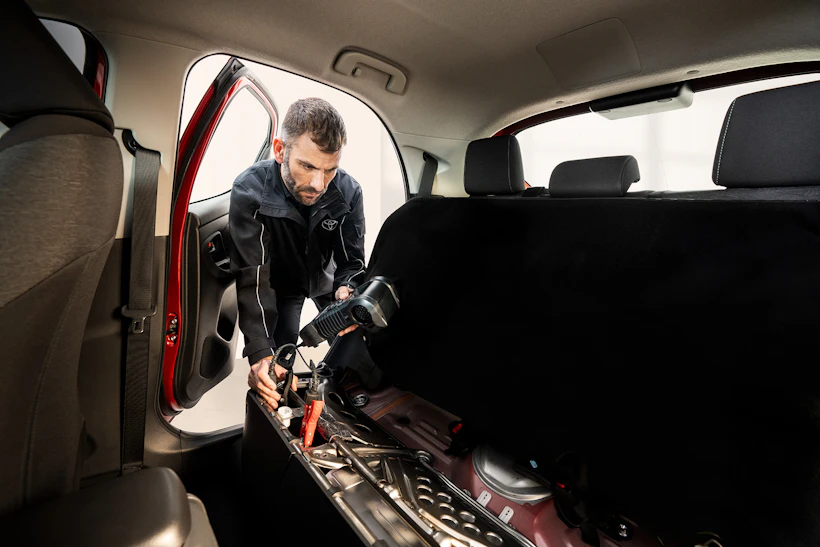 En servicetekniker som utför service på en Toyota
