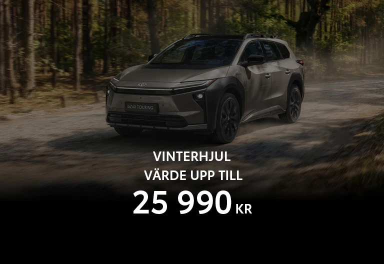En Toyota kör på en landsväg. Grafik som berättar att du får vinterhjul till ett värde på upp till 25 990 kr när du köper bilen.