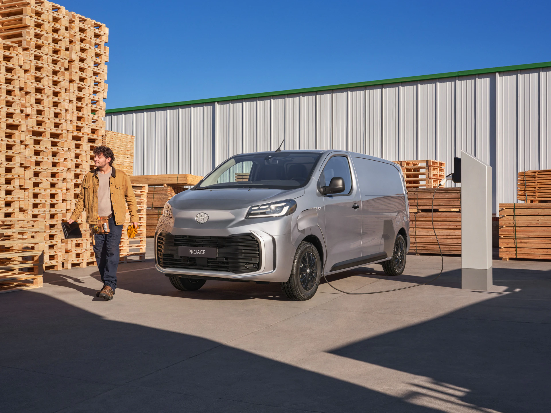 Proace Electric er vår mellomstore varebil med god komfort, og plass til 3 europaller.