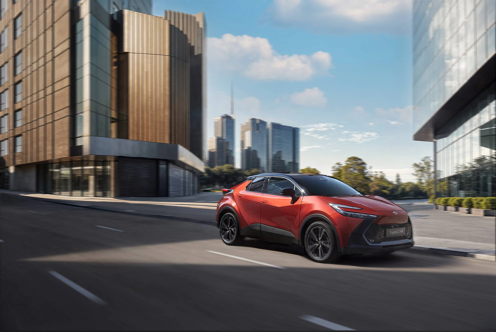 En röd Toyota C-HR hybrid