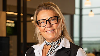 Företagssäljaren Christina Huskonen hos Lindströms Bil Borås ler