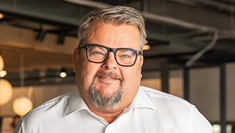 Företagssäljaren Jonas Borgenhard hos Lindströms Bil Skövde ler