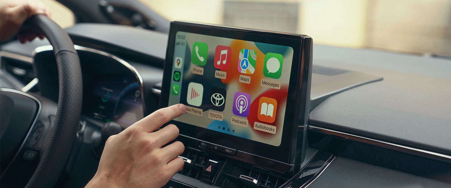 En bild som visar en multimedia-skärm inne i en Toyota