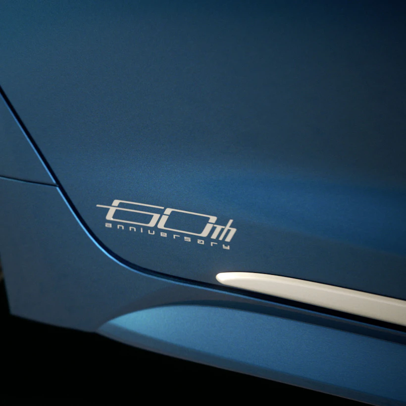 Närbild på Corolla 60th Anniversary Edition logotyp på modell i färgen New Boreal Blue