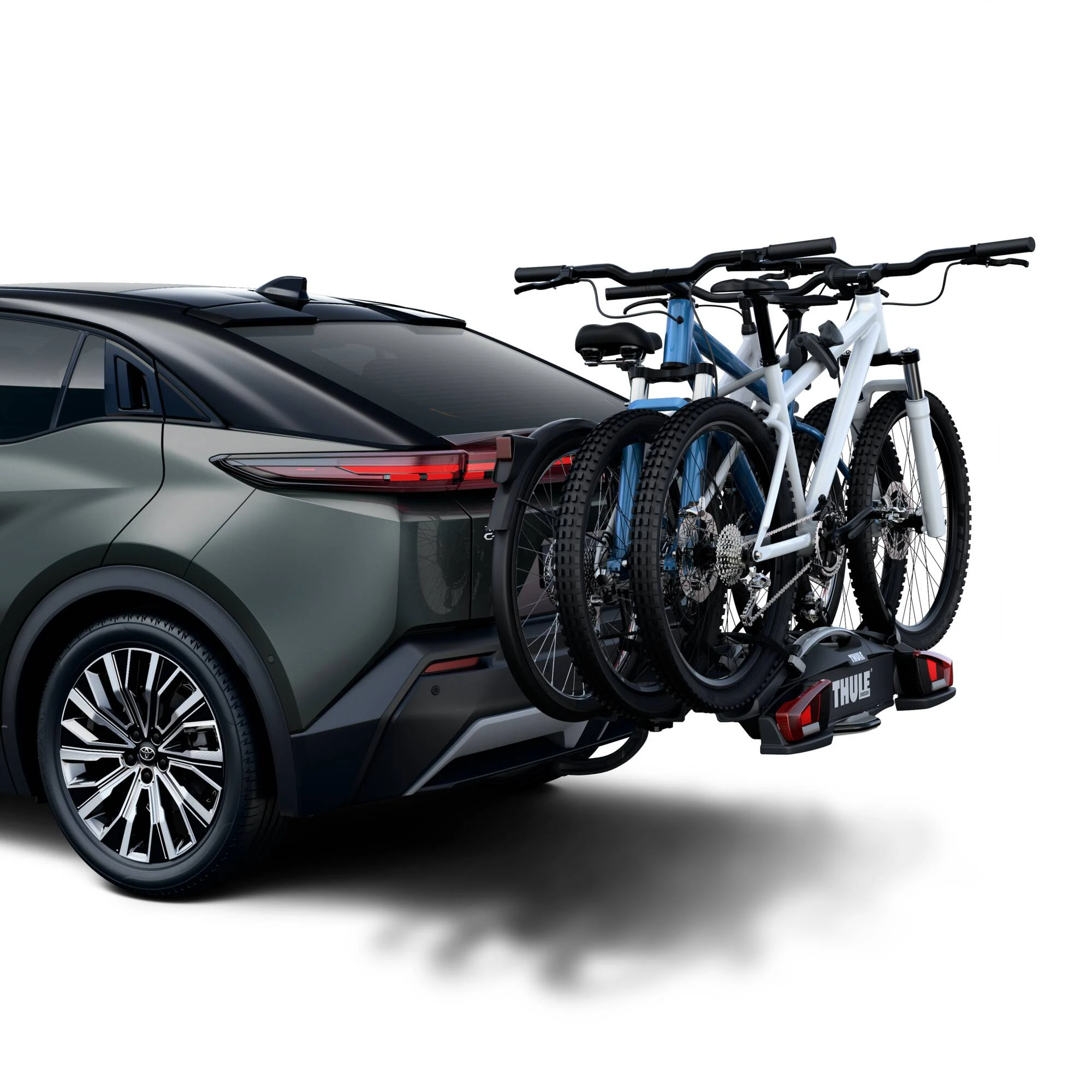 Toyota C-HR+ med två cyklar på ställ i bak