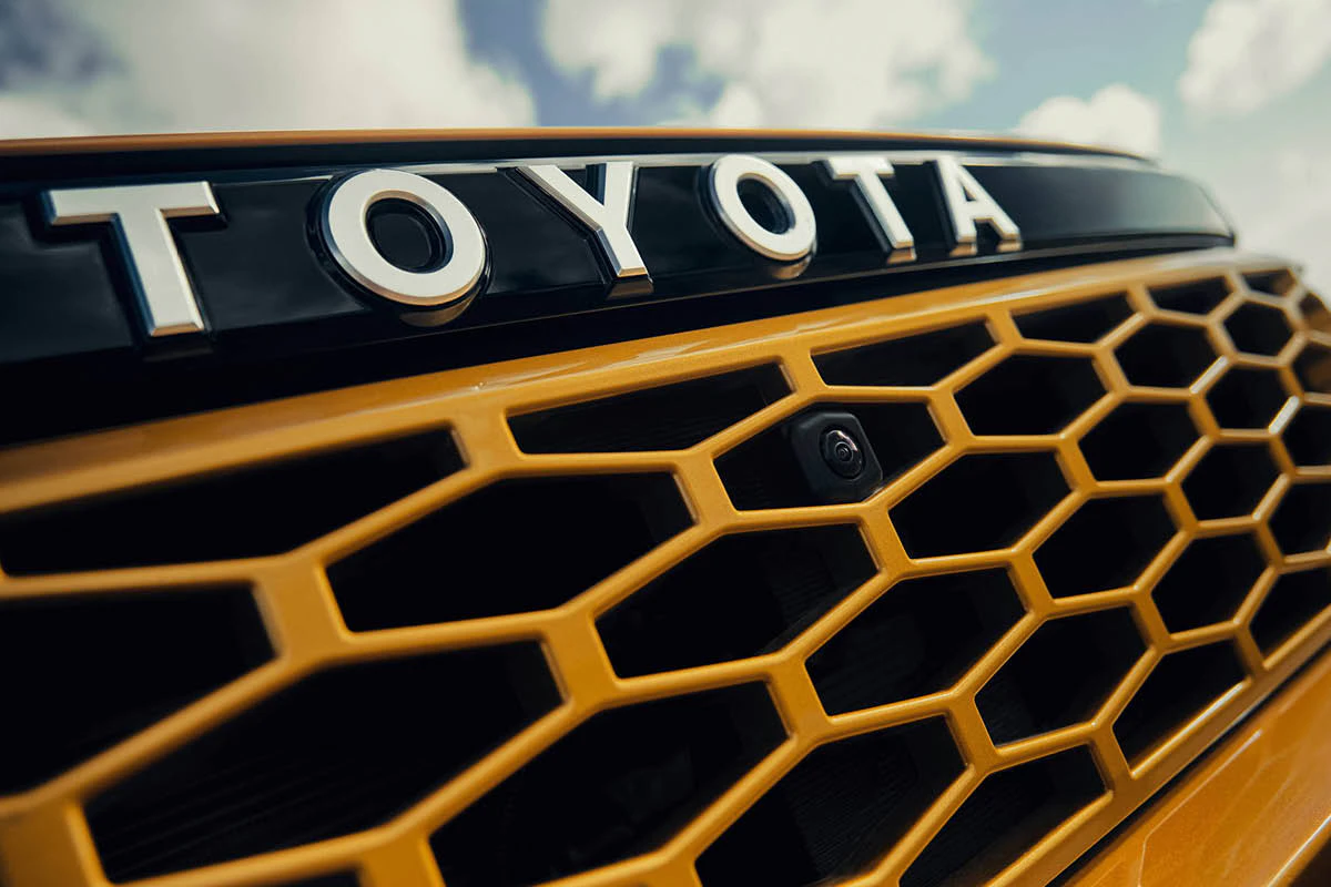 Fronten på en bil där det står Toyota.