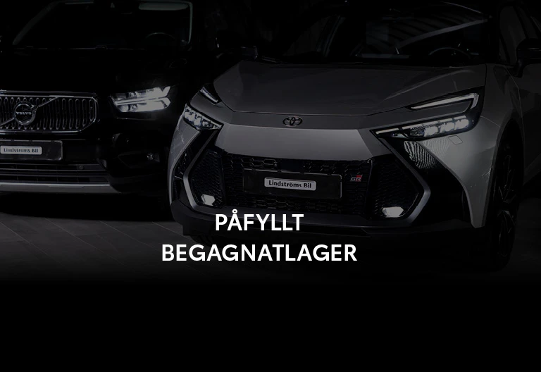 En Toyota och en Volvo står parkerade i ett mörkt rum.