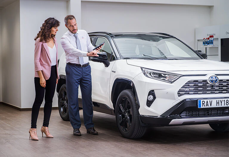 En man och en kvinna som står vid en Toyota