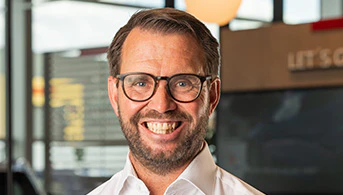 Företagssäljaren Daniel Carlgren hos Lindströms Bil Falköping ler