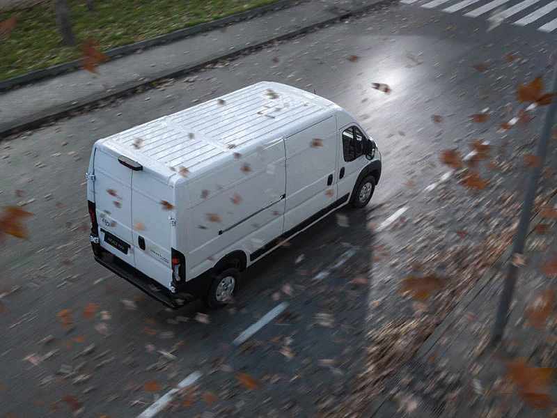 En Toyota Proace Max kör i ett höstigt landskap