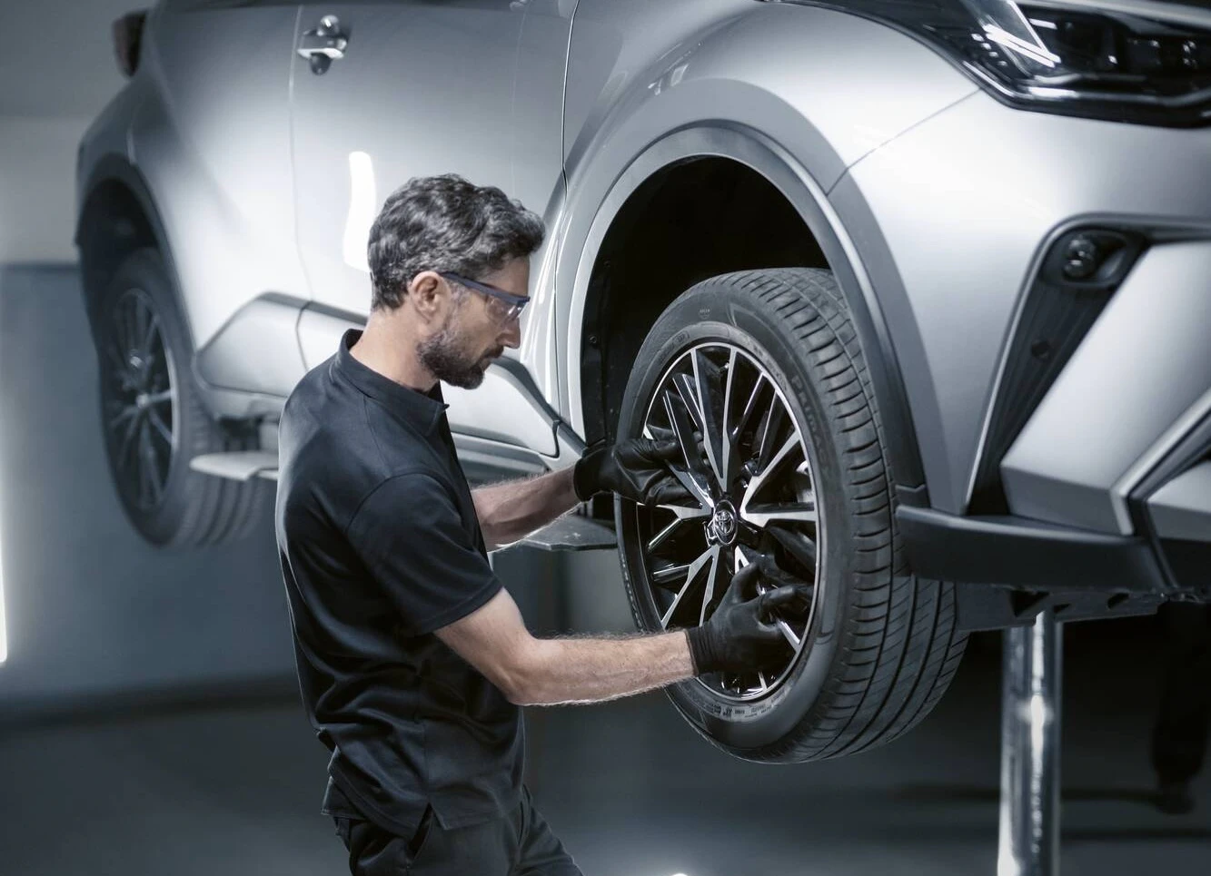 En servicetekniker som balanser hjul på en Toyota