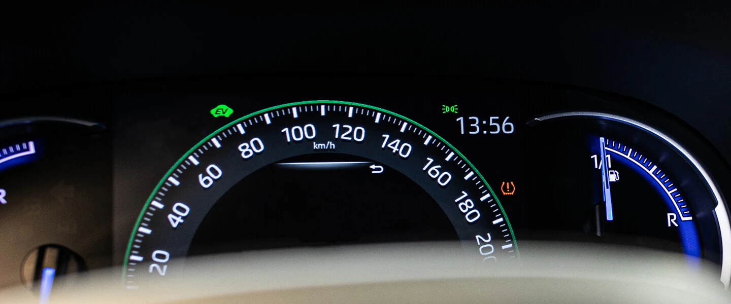 Bild som visar bilens instrumentbräda och en TPMS-lampa som lyser