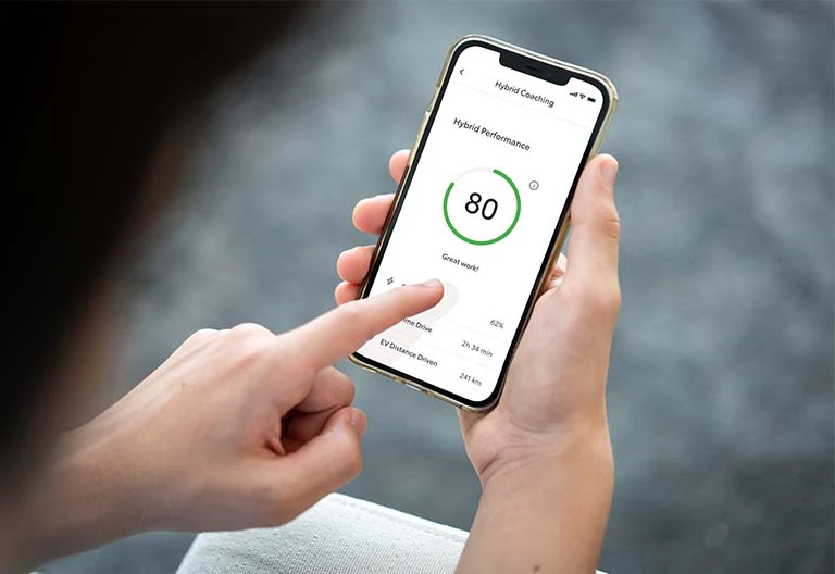 Händer som håller i en mobiltelefon