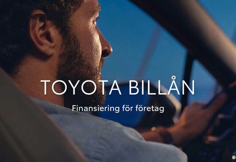En bild av en man som sitter vid förarsätet i en Toyota med bildtexten Toyota Billån