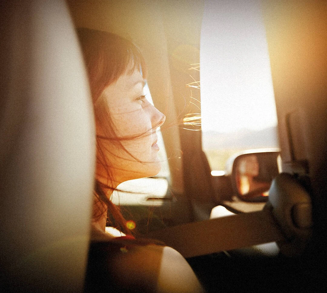 En kvinna som i en Toyota och det fläktar