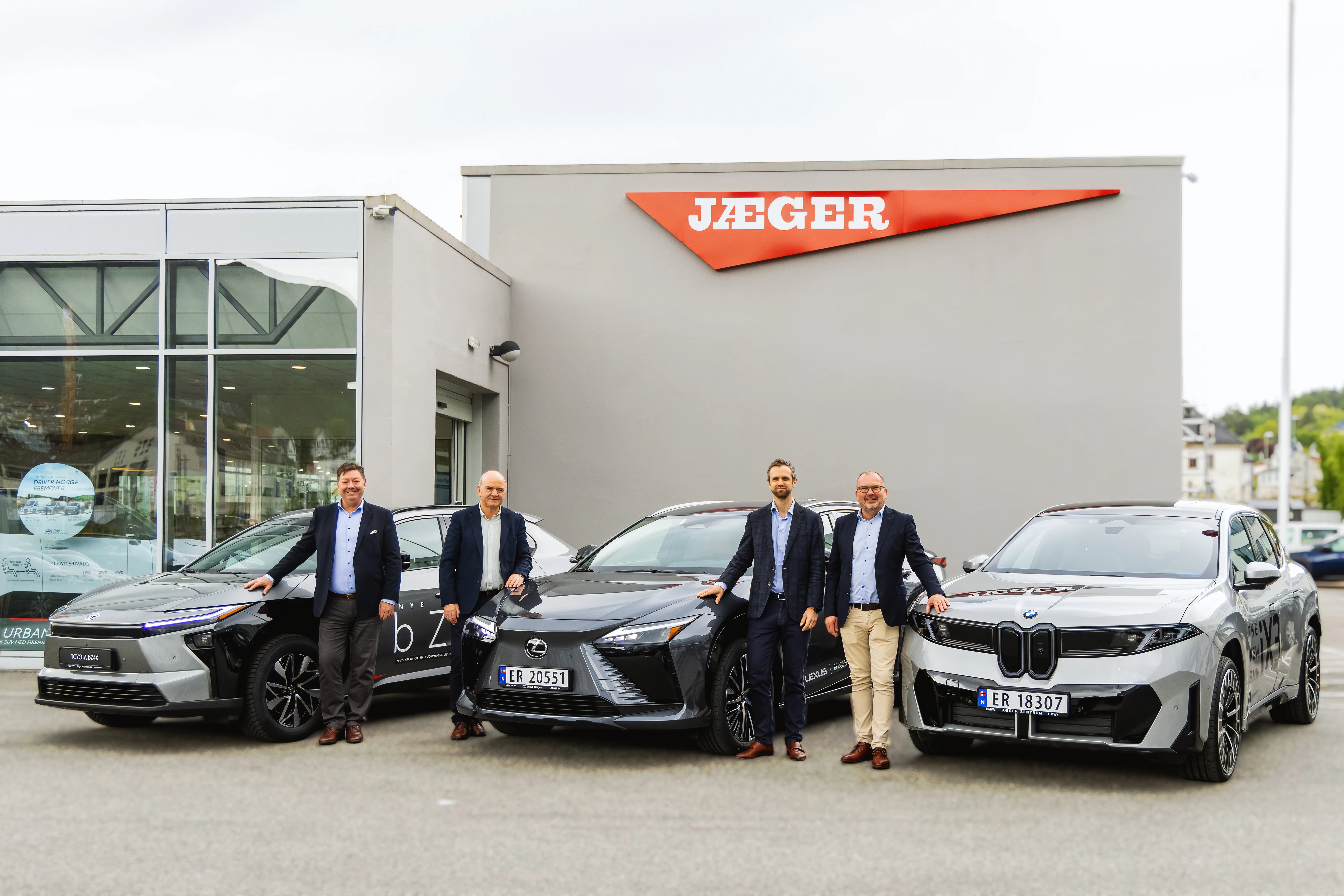 Fra venstre: Tom Bondehagen (DL Jæger Automobil), Geir Nikolai Vikebø (DL Lexus Bergen), Jens Petter Jæger (Konsernsjef for Jægergruppen) og Bjørn Inge Knudsen (DL Jæger Sentrum).
